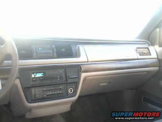 image36.jpg Wood Grain and stock stereo(Why replace with new one when there is a wireless cd changer in the glove compartment, Gotta love FM Transmitters.