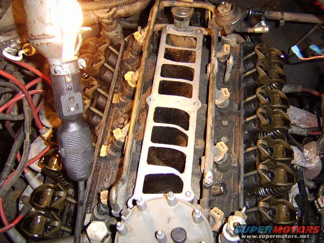 change-oil-pan-gasket-and-valve-cover-gasket-048.jpg this is a shot of the heads and the intake cleaned off of all the old gaskets