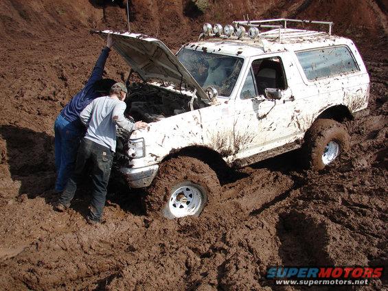 mudfest-055s.jpg Chris looking at his broken motor mount