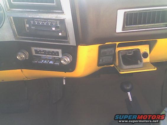 controls.jpg 4-wheel drive shifter, ashtray, stereo, and the floorboard (rubber, easier to clean)