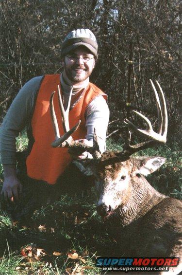 06hugebuck13.jpg Muley split, double crab claw, bladed G2, 11 points... 165 inches of antler!