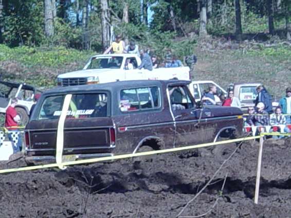 4x4_wars_101302_038.jpg Jonnys turn to be stuck on the small tire side