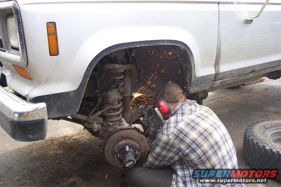 frontend01.jpg Here I am grinding away on my dana 28 front end to make way for my new dana 35. More beef = good thing.