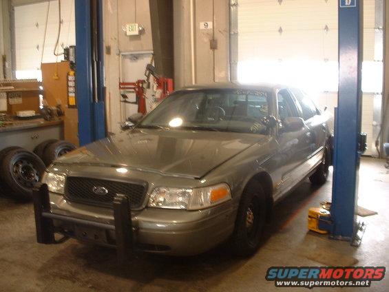 dscf0009.jpg 2001 Crown Victoria unmarked getting work done. Same color as my '00.