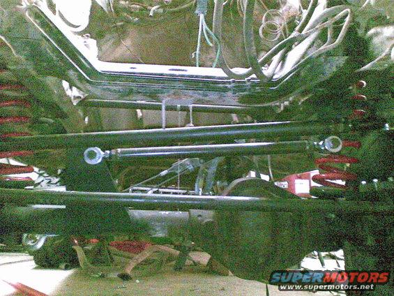 image024.jpg Close up of my steering linkage and homemade track bar bracket, before the ram install. 11/4" .219 wall tubing with heims for the track bar ends, and 1 ton tie rod and drag link ends on the steering linkage.