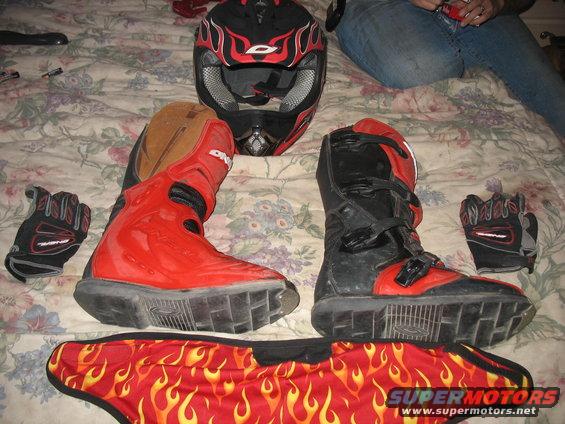 gear.jpg Helmet Size Medium
Boots Size 41 EURO / 8 US Mens
gloves medium
Dust guard. 