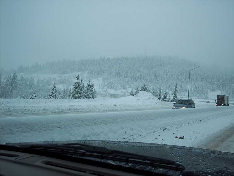 dec07-036.jpg I-5 Southbound Siskyous 6% Grade Climb - Chains required, except for 4x4.  Made the climb in 2wd without chains no problem.