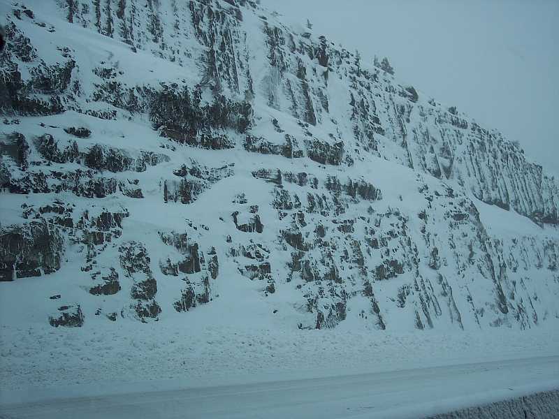 dec07-039.jpg I-5 Southbound Siskyous 6% Grade Climb - Chains required, except for 4x4.  Made the climb in 2wd without chains no problem.