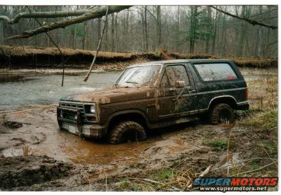 more_stuck.jpg 4 wheelin at 2 am. its hard to see where you are goin