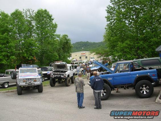 duffs03.jpg There was a fairly good turnout at the Duff's open house, including a PSTD EB (2WD) & a 4-door EB.