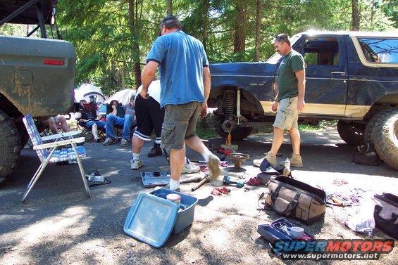 2008071013--broncofest-northwest--kaner-fla.jpg Mike & Greg replacing axle u-joint.
(7/12/2008)