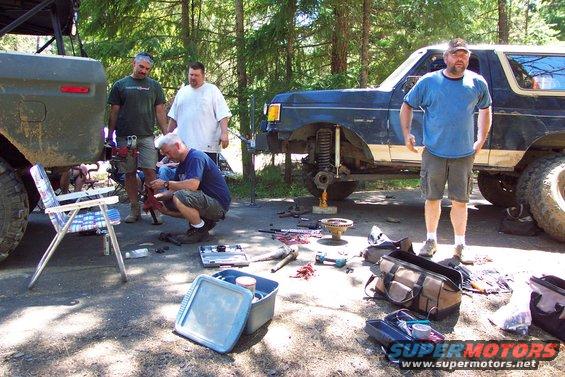 2008071013--broncofest-northwest--kaner-fla.jpg Mike & Greg replacing axle u-joint.
(7/12/2008)
