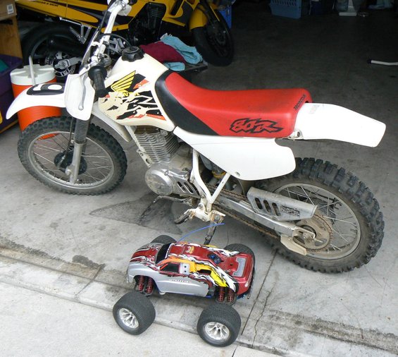 p1030654.jpg Honda dirt bike with the Traxxas RC truck.