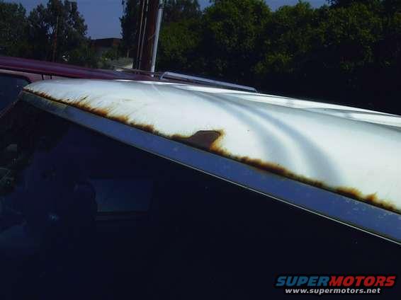 95_centurion_rust_above_windshield.jpg Considerable amount of rust above the windshield and since the Windshield is cracked it will be dealt with by the end of June, 2003 at the latest