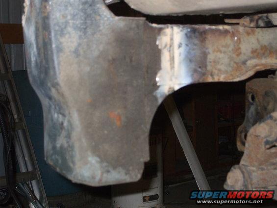 mo-pics-013.jpg passenger rear support welded in, now for a coat of rust bullet befor the floor gets welded back down.