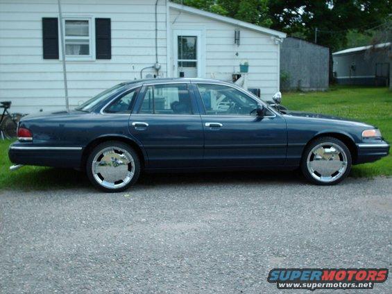 no-date.jpg My 1995 Crown Victoria (P71) I got 20" Player Rims on her!