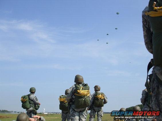 dscf0079.jpg Jump from a Blackhawk @ Ft. Lee, VA