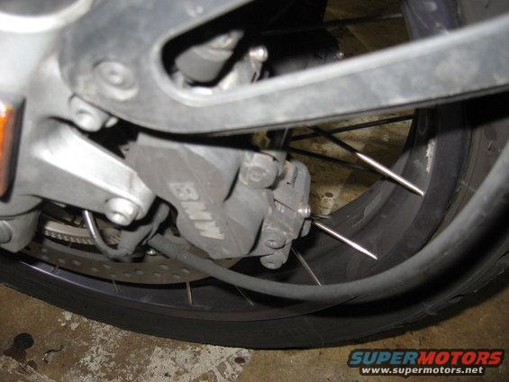 img_2474.jpg Left side brake caliper showing retainer/anti-rattle clip.