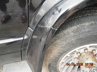 c9b4_1.jpg Cracked fender flare.