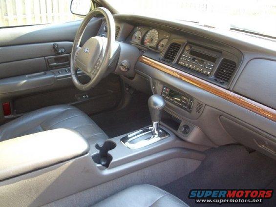 29.jpg 2004 Ford Crown Victoria LX Sport (stock)