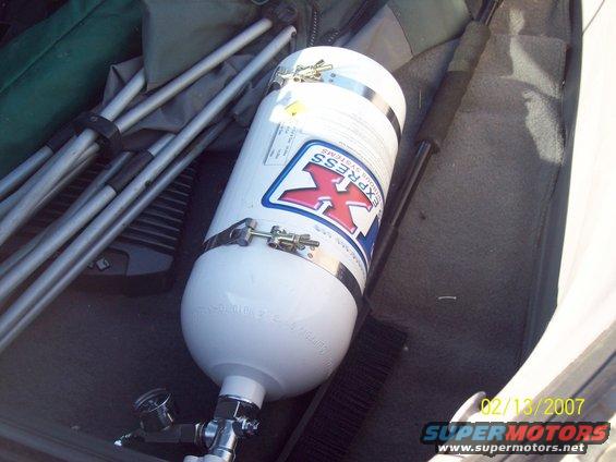 071.jpg pic of the nitrous bottle