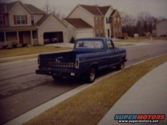 100_3129.jpg Right rear of the truck showing the tailgate net, sliding window, black bumper, and stance.