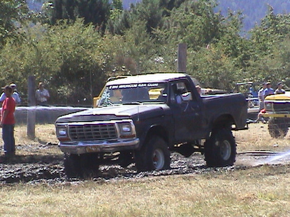 2003-sutherlin-blackberry-festival--mud-drags.jpg Jim in line for his 1st Race in the V8 Stock Big Block Short wheelbase class