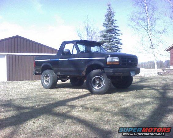 bronco2.jpg sittin out in front of the barn after washing it and taking the top off