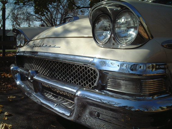 dscf0011.jpg Front/grill chrome, etc. close-up