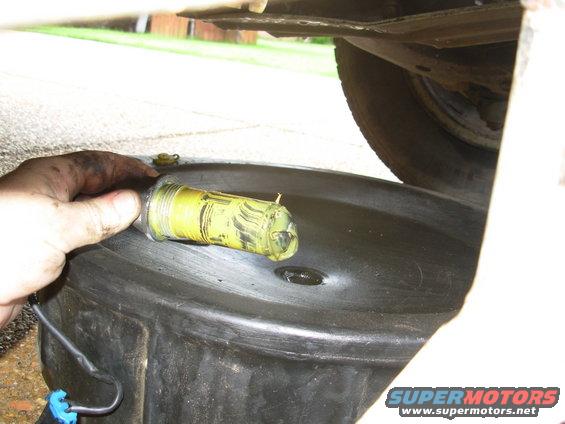 actuator03.jpg The rubber boot on the tip has also ruptured & become entangled in the piston.