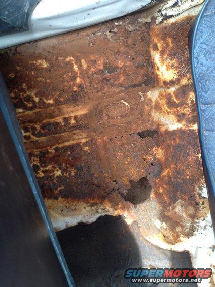 floorboardrustreduced.jpg floorboard rust caused by leaky roof rail weatherstripping