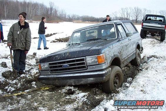 29647147qirtmylkax_ph.jpg 1989 Bronco stuck at Mounds.  Zach Kohl w/shovel