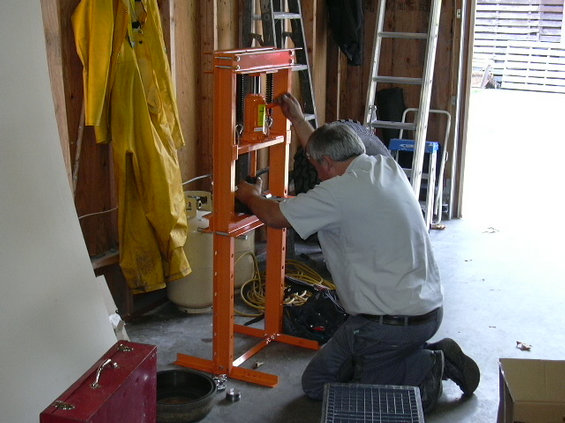 dscn1344.jpg Don workin the press