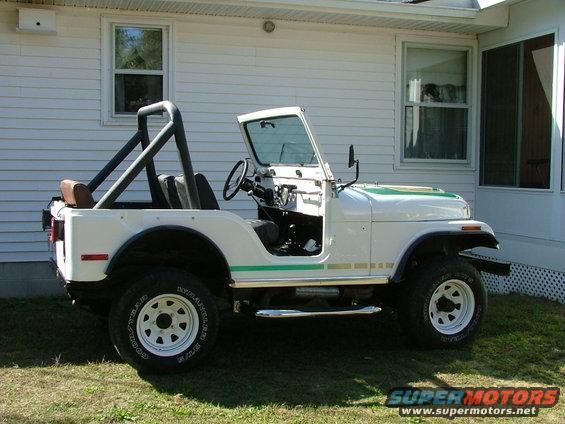 007.jpg Restored 1977 CJ-5 V-6 305 enigne White with Kelly Green and gold hood