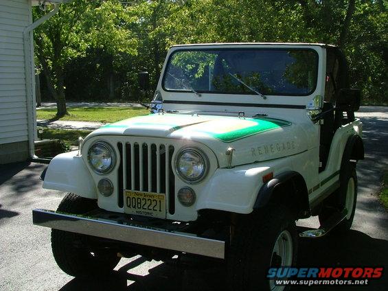 001.jpg Restored by Dick McCausland 1977 CJ-5 W/ V-6 305 engine white with Kelly Green & Gold Metal Flake Hood