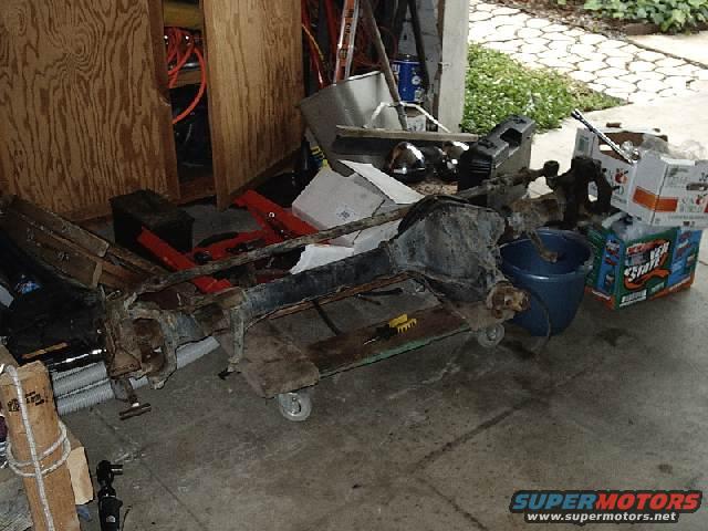 solidaxleold.jpg Old axle getting prepared to go in the bronco